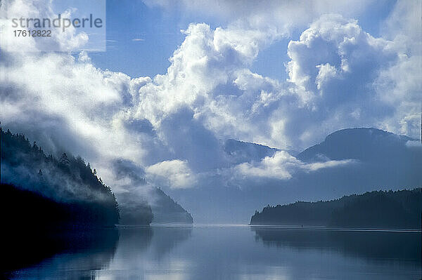 Atmosphärische Säuglingswolken über Princess Royal Island an der Nordküste von British Columbia und den ruhigen Gewässern der Hecate Strait; British Columbia  Kanada