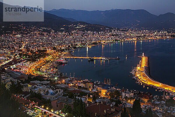 Blick von der Festung in der Abenddämmerung auf Alanya  Alanya  Türkei; Alanya  Anatolien  Türkei.