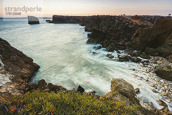 Papoa  Gezeitenwasser  das über die Felsen entlang der zerklüfteten Küste Portugals rauscht; Peniche  Oeste  Portugal