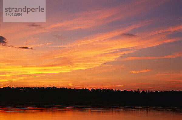 Liard River bei Sonnenuntergang  Blackstone Territorial Park  Nordwest-Territorien  Kanada
