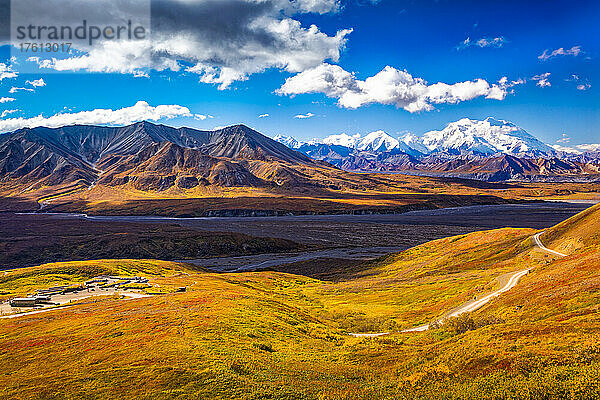 Blick auf Mount Denali (McKinley)  Mount Eielson und Eielson Visitor Center mit den herbstlich gefärbten Tundra-Hügeln im Vordergrund; Denali National Park and Preserve  Interior Alaska  Alaska  Vereinigte Staaten von Amerika