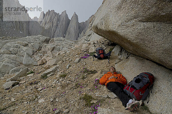 Ein Bergsteiger sucht Schutz vor dem Regen auf dem schwierigen Weg zur Besteigung des Mount Whitney.