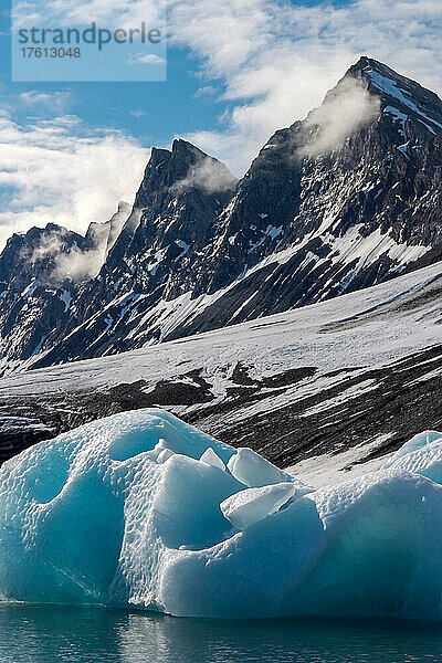 Blaues Eis  Wolken  zerklüftete Berge in einer arktischen Umgebung.