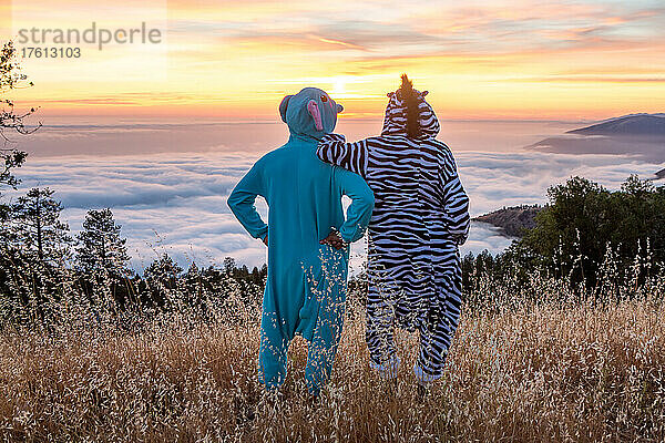 Ein Paar in einem Tierbodyslip beobachtet die Wolken über Big Sur  Kalifornien  USA.