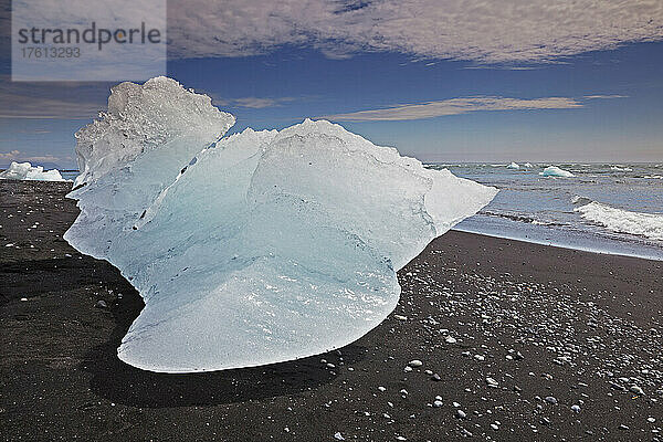 Ein Eisberg  der nach dem Austritt aus dem Vatnajokull-Eis gestrandet ist  Island; Jokulsarlon  Vatnajokull-Eisschild  Island.