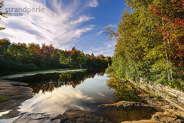 Noel-See und Herbstfarben in den Laurentides von Quebec; Quebec  Kanada