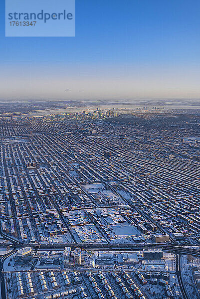 Luftaufnahme des Stadtbilds von Montreal an einem kalten Wintermorgen mit verschneiten Dächern; Montreal  Quebec  Kanada