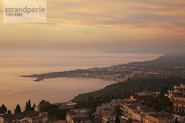 Sonnenaufgang über der sizilianischen Küste  Taormina  Sizilien  Italien; Taormina  Sizilien  Italien.