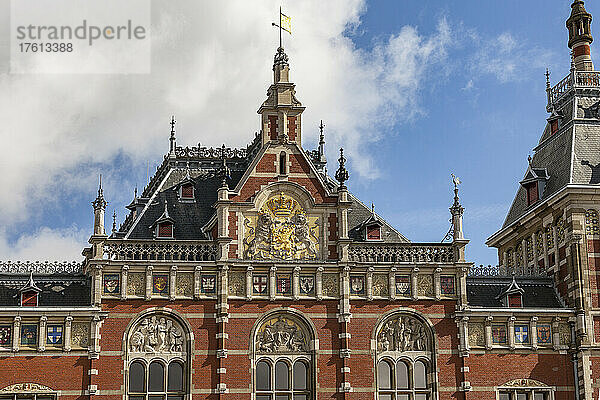 Fassade des Bahnhofs Amsterdam Centraal; Amsterdam  Nordholland  Niederlande