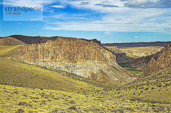 Felsige Bergklippen und grüne Vegetation an den Hängen der Landschaft um Cueva de las Manos; Patagonien  Argentinien