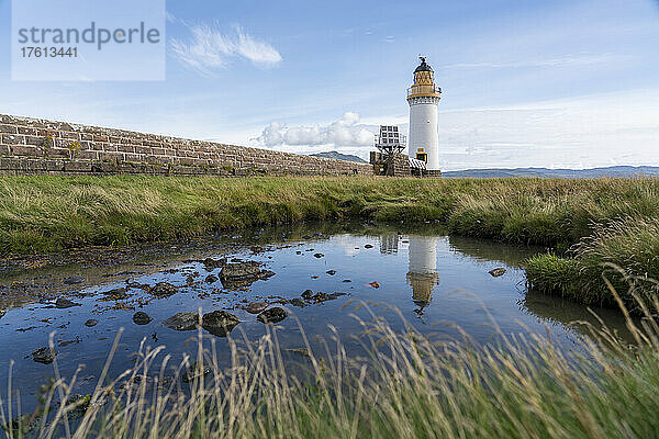 Der Leuchtturm Rubha nan Gall (Stevenson) in Tobermory  Schottland  spiegelt sich in einem Gezeitentümpel; Tobermory  Isle of Mull  Schottland