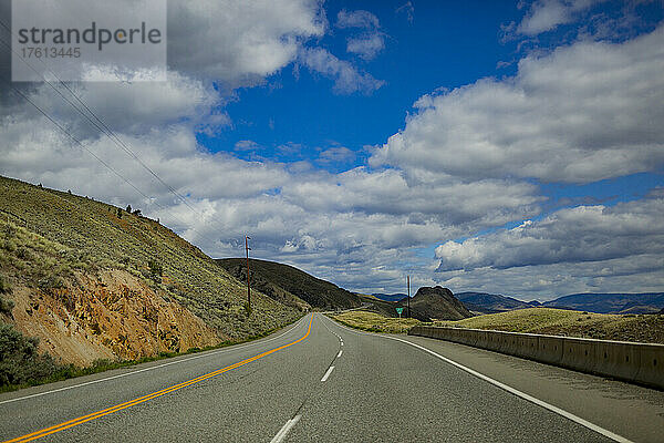 Autobahn durch die bergige Landschaft im kanadischen Landesinneren von Surrey in Richtung Norden nach Likely  BC  Kanada; British Columbia  Kanada