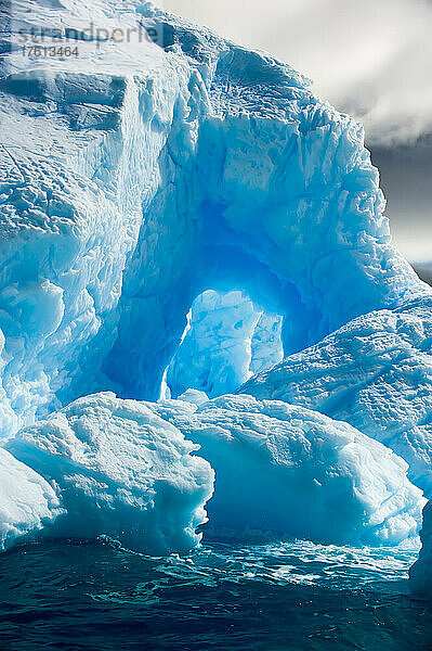 Blaue Eisberge in der Antarktis.