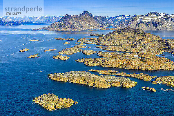 Luftaufnahme der felsigen Küste Ostgrönlands.