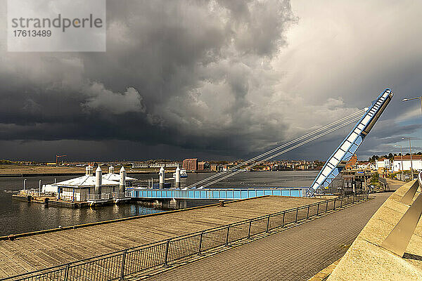 Dramatische Gewitterwolken über dem Fähranleger von South Shields; South Shields  Tyne and Wear  England
