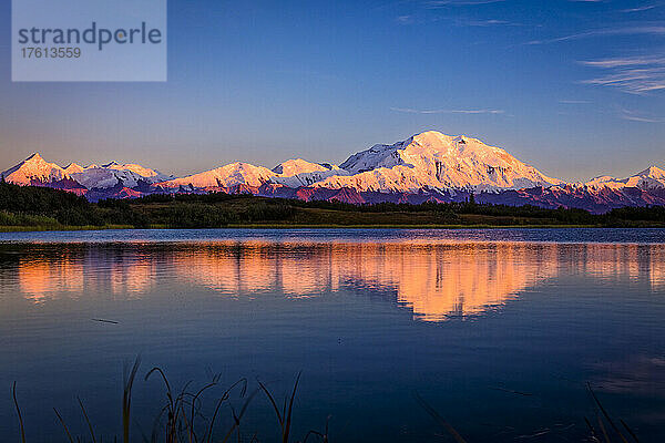 Sonnenuntergang auf dem Mount Denali (McKinley)  der sich im Reflection Pond spiegelt; Denali National Park and Reserve  Interior Alaska  Alaska  Vereinigte Staaten von Amerika