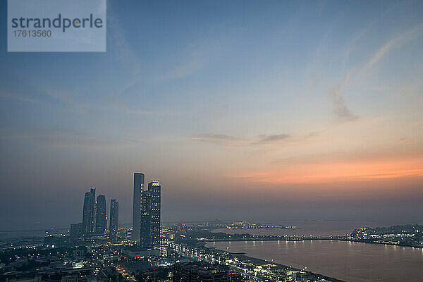 Blick über die Corniche Street auf den Königspalast bei Sonnenuntergang in Abu Dhabi City  VAE; Abu Dhabi  Vereinigte Arabische Emirate