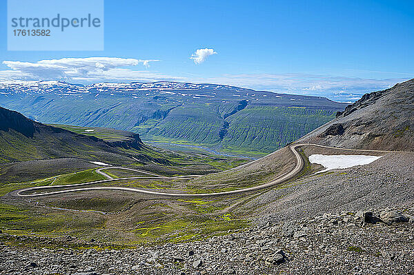 Blick auf die Passstraße zum Gipfel des Hellisheiði Eystri; Ketilsstadhir  Austurland  Nordregion  Island