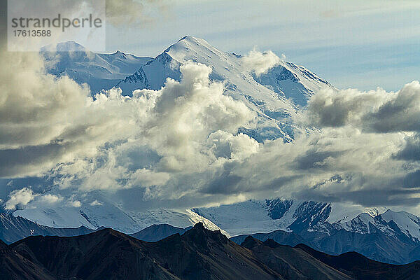 Wolken vor den Bergen der Alaska Range.