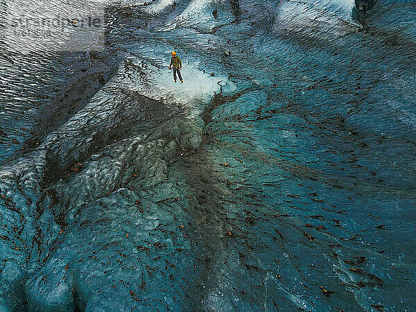 Ein Mann bei einem Spaziergang auf dem Vatnajokull-Gletscher.