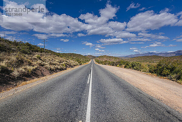 Gerade asphaltierte zweispurige Straße  die in die Ferne führt  Route 62 in Südafrika; Südafrika