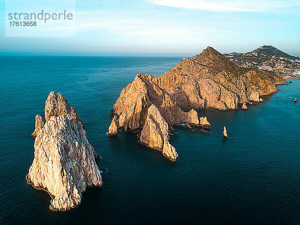 Dramatische Felsformationen an der südlichen Spitze der Baja-Halbinsel  genannt Lands End  aus der Luft bei Sonnenuntergang mit der Resortstadt Cabo San Lucas im Hintergrund; Cabo San Lucas  Baja California Sur  Mexiko