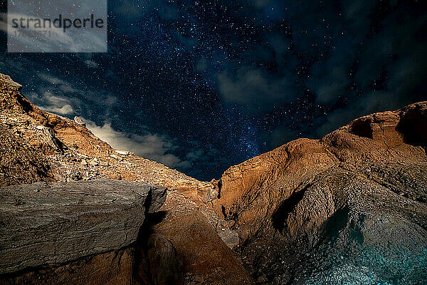 Sterne am Nachthimmel über einer felsigen Schlucht in der Atacamawüste; San Pedro De Atacama  Chile