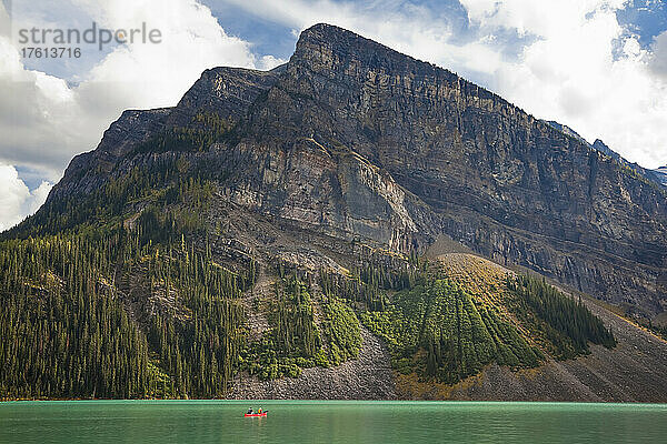 Kanufahren auf dem Lake Louise  Banff National Park  Alberta  Kanada