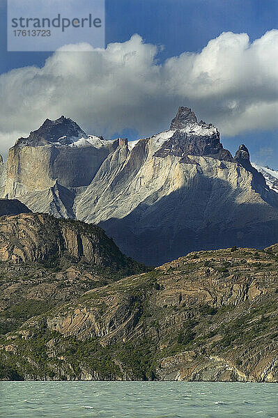 Die Gipfel der Cuernos del Paine vom Grey-See aus gesehen; Torres del Paine National Park  Patagonien  Chile.