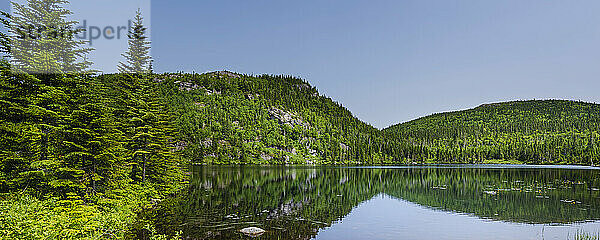Ruhiger Lac George und bewaldete Hügel im Grands-Jardins-Nationalpark; Quebec  Kanada