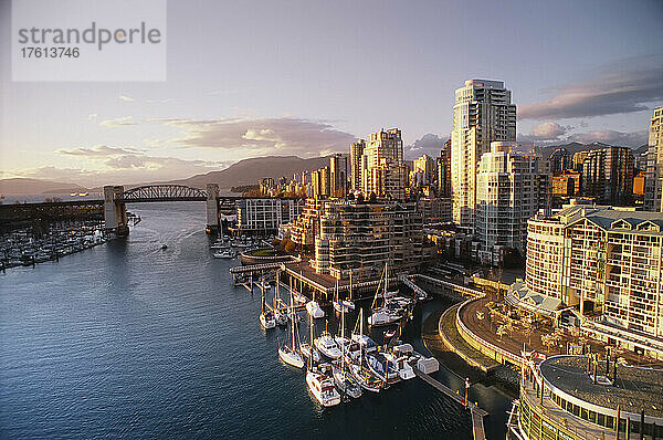 West End und Burrard Bridge von der Granville Bridge aus gesehen  Vancouver  British Columbia  Kanada
