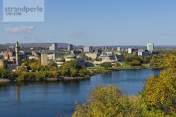 Blick auf Hull  einen Teil der kanadischen Hauptstadtregion  das Kanadische Museum für Geschichte und den Ottawa River; Gatineau  Quebec  Kanada