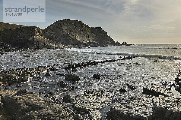 Klippen an der Atlantikküste  an der Nordküste von Devon  England; Damehole Point  Devon  Großbritannien.