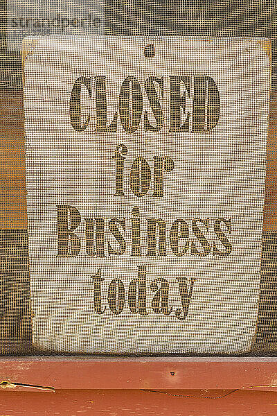 Schild mit der Aufschrift Heute geschlossen an einem Schilderladen in Upper Canada Village; Morrisburg  Ontario  Kanada