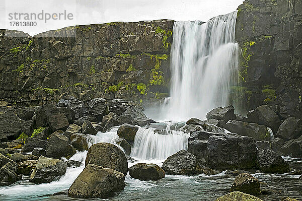 Wunderschöner Oxarafoss-Wasserfall im Thingvellir-Nationalpark  Südisland; Island