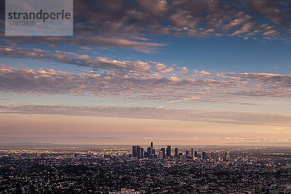 Die Skyline von Los Angeles bei Sonnenuntergang.