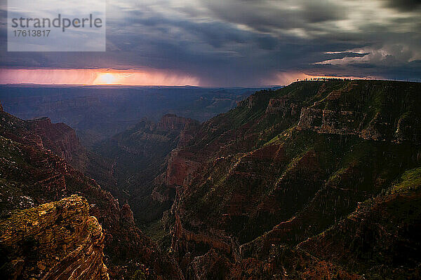 Blitzgewitter über dem Rand des Grand Canyon; North Rim  Coconino County  Arizona  Vereinigte Staaten von Amerika
