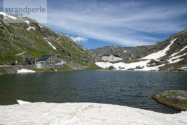 See und Unterkunft am San Bernardino-Pass  einem Hochgebirgspass in den Schweizer Alpen; Schweiz