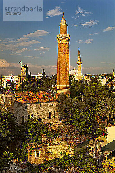 Blick von links nach rechts; Uhrenturm  Yivli-Minarett und Minarett der Mehmed-Pascha-Moschee; Kaleici  Antalya  Türkei