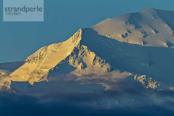 Goldenes Licht bei Sonnenaufgang auf dem Pioneer Ridge am Mount McKinley.