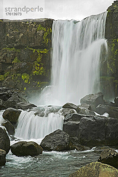 Wunderschöner Oxarafoss-Wasserfall im Thingvellir-Nationalpark  Südisland; Island