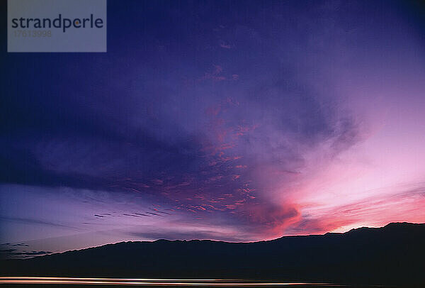 Sonnenuntergang über dem Death Valley  Kalifornien  USA