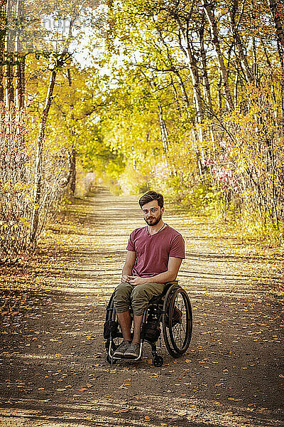 Porträt eines querschnittsgelähmten Mannes in einem Rollstuhl im Freien in einem Park im Herbst; Edmonton  Alberta  Kanada