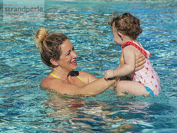Eine Mutter spielt mit ihrer kleinen Tochter in einem Schwimmbad im Ka'anapali Beach Resort; Ka'anapali  Maui  Hawaii  Vereinigte Staaten von Amerika