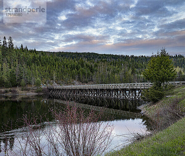 Straßenbrücke über Wasser in Interior BC  Kanada; Likely  British Columbia  Kanada