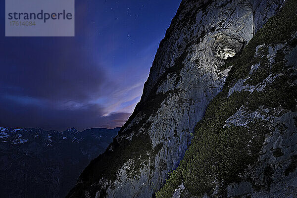 Der Eingang der Eisriesenwelt Eishöhle mit den österreichischen Alpen in der Ferne; Eisriesenwelt Höhle  Werfen  Österreich.