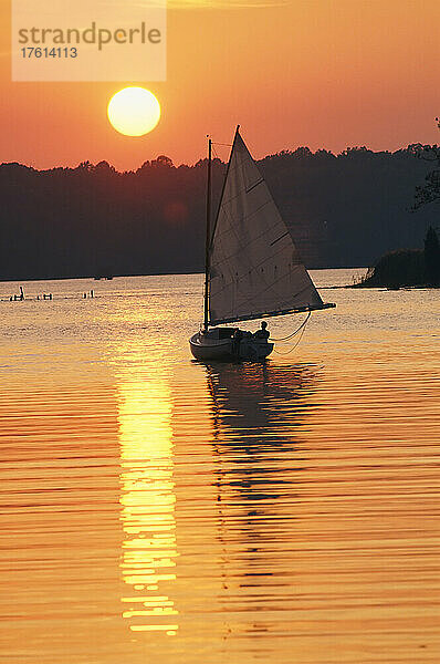 Segelboot und Sonnenuntergang  South River  Maryland; SOUTH RIVER  MARYLAND.