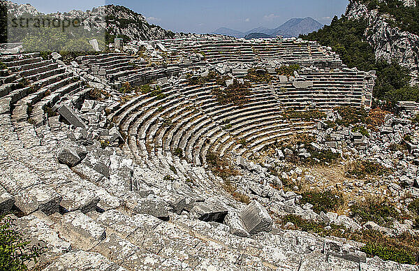 Das römische Theater in den Ruinen der Stadt Termessos in den Bergen bei Antalya nahe der Mittelmeerküste Anatoliens; Termessos  Antalya  Türkei