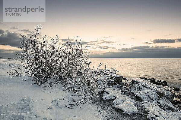 Sonnenaufgang am Lake Superior im Winter; Grand Portage  Minnesota  Vereinigte Staaten von Amerika