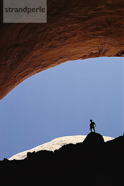 Silhouette eines Wanderers im Canyon Arizona  USA